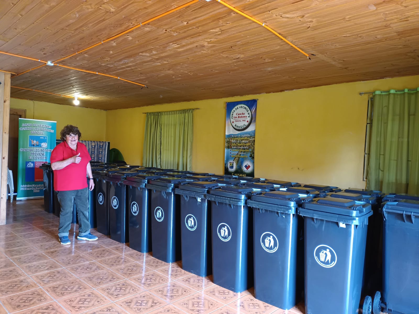 Entrega de contenedores de basura a la Junta de Vecinos Cancha Los Botones de la comuna de Ránquil